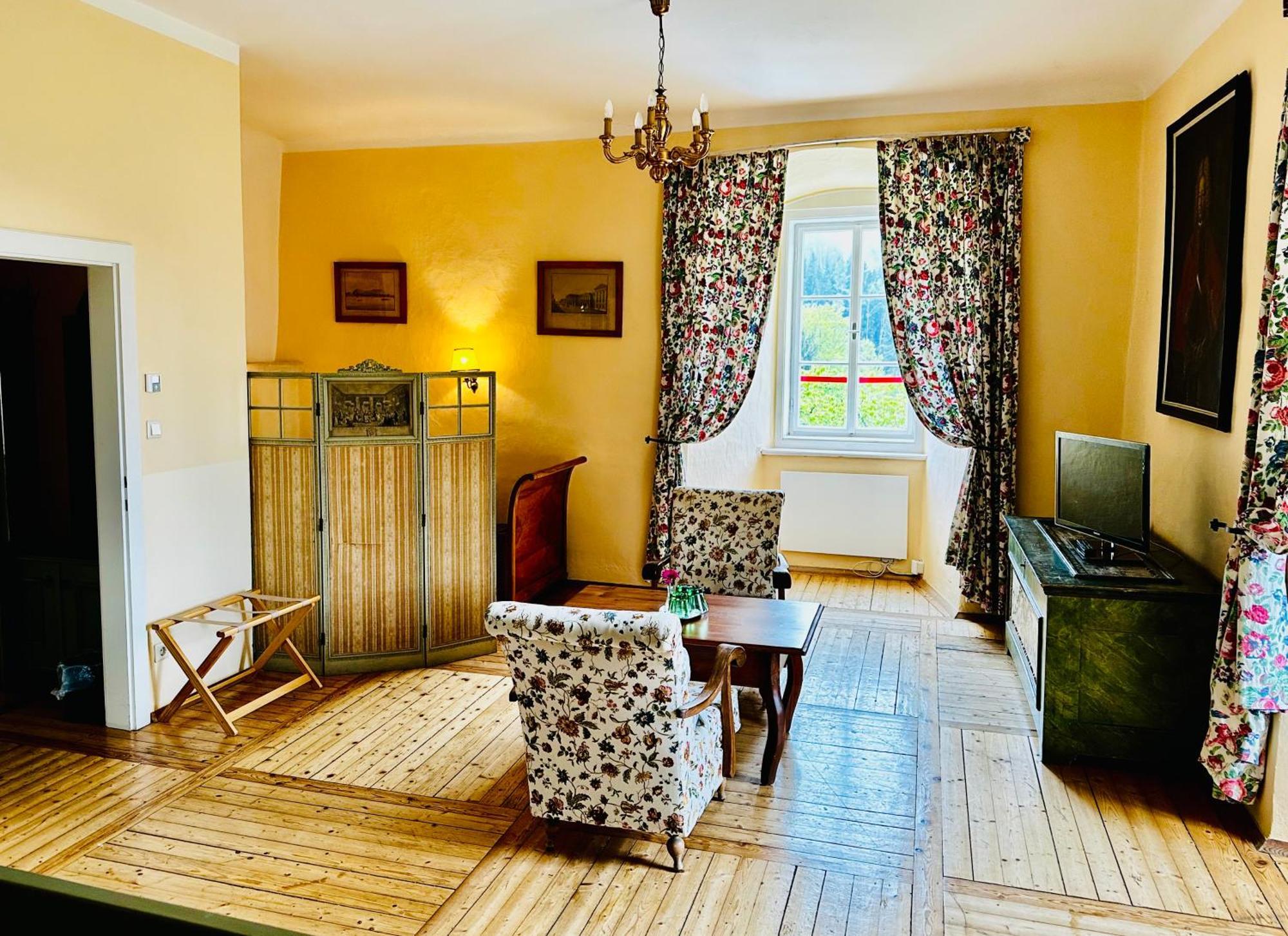 Schloss Moosburg Gaestehaus ภายนอก รูปภาพ
